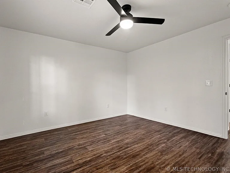 407 E Jones St — Photo 11
