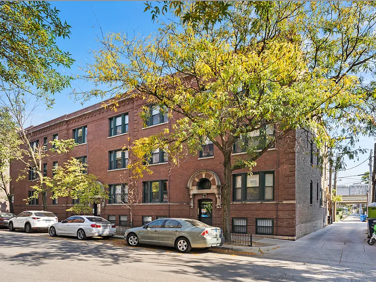 961 W Fletcher St #1 — Photo 3