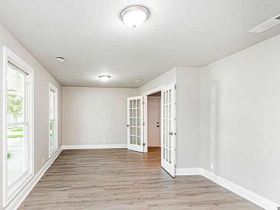 3rd image of 466 Landwood Dr