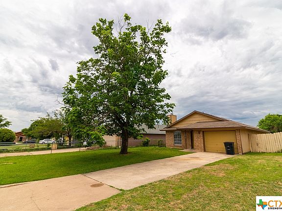 4th image of 2210 Carousel Dr
