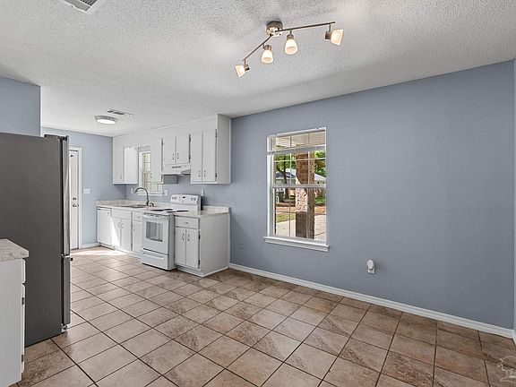 5th image of 130 Calvert Oaks Dr