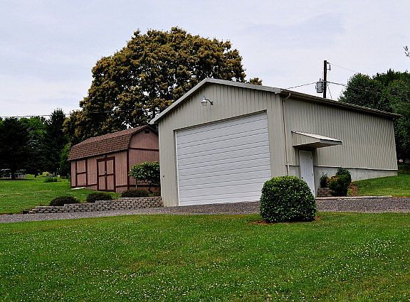 4th image of 18 Roseland Ln