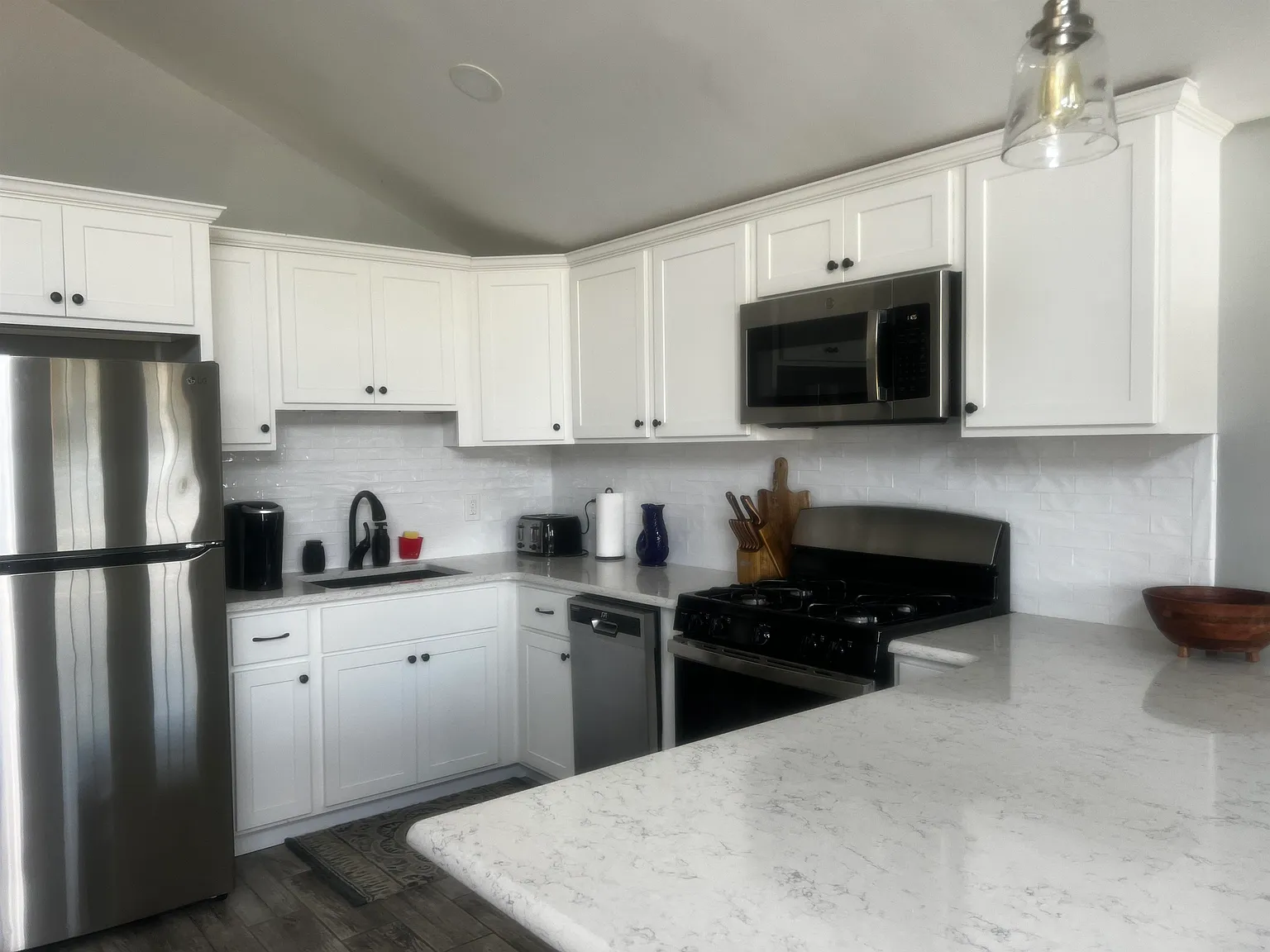 3 bed, 1.0 bath, 1008 sqft, $2,850 — Photo 2