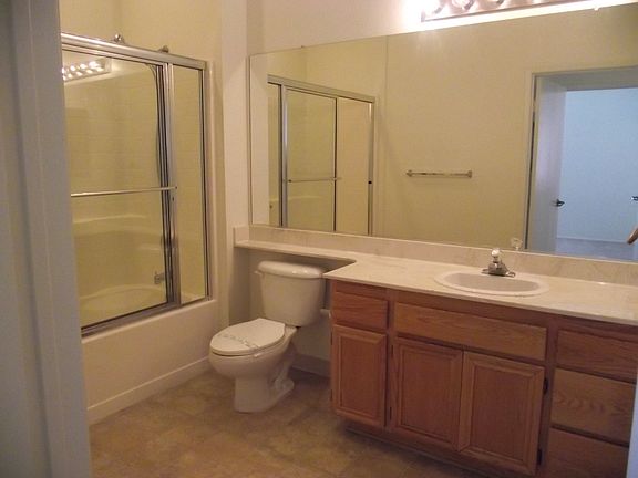 Hall / Bath 2