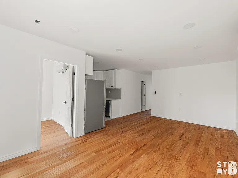 1150 E 85th St #1 — Photo 4