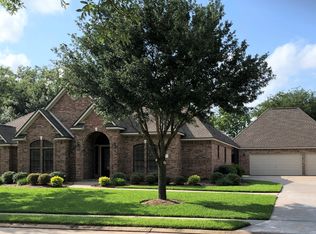 54 Scotch Pine Ct, Lake Jackson, TX 77566