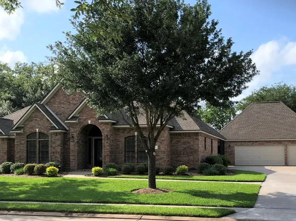 54 Scotch Pine Ct, Lake Jackson, TX 77566