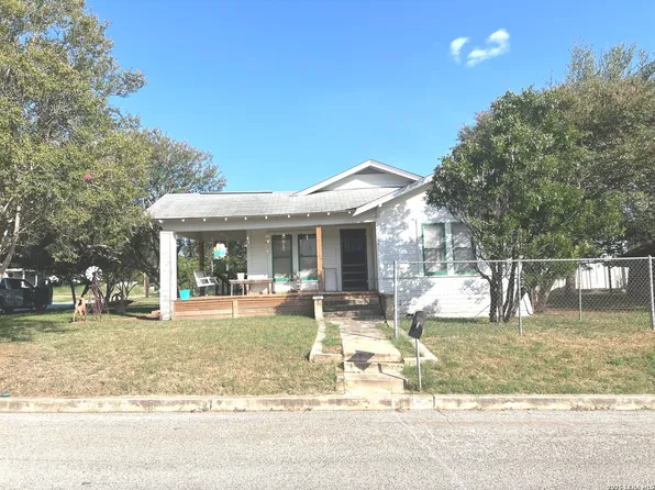1414 C St, Floresville, TX 78114