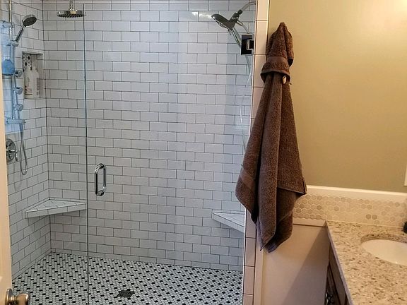 5th image of 310 Oak Glen Cir
