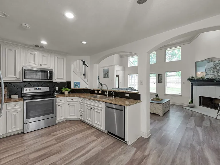 3215 Canterbury Ln — Photo 13