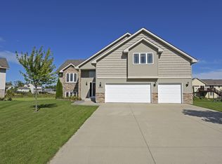 1380 Pinecone Cir, Mayer, MN 55360