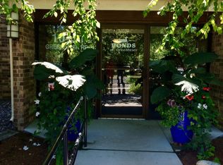 10451 Greenbrier Rd APT 117, Minnetonka, MN 55305