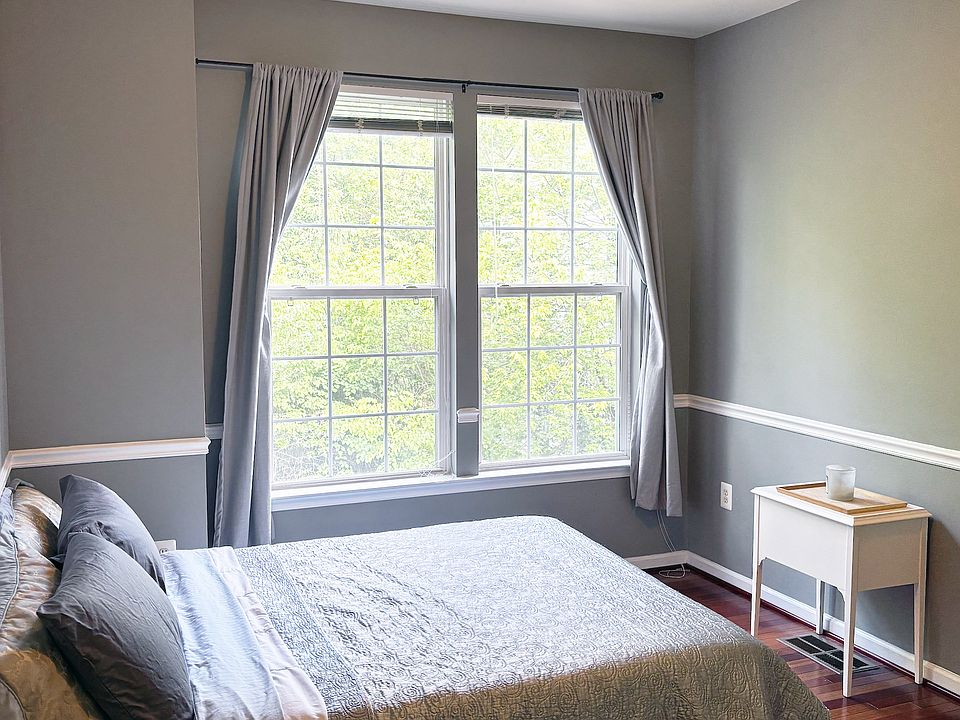 Bedroom (partially furnished or not, depending on what you need)