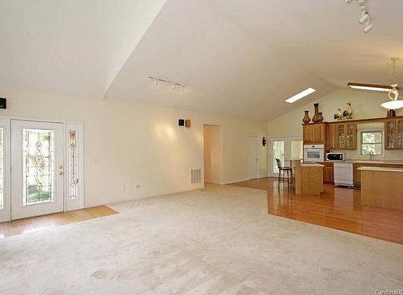 2nd image of 104 Grayrock Dr #1