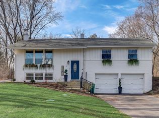 8 Falkirk Rd, Hawthorn Woods, IL 60047