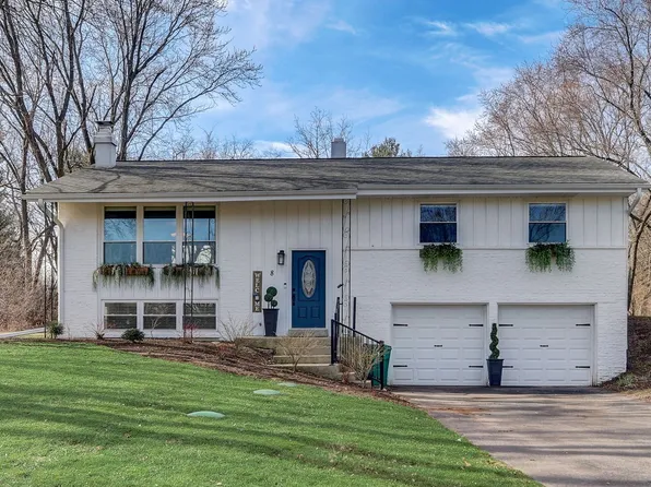 8 Falkirk Rd, Hawthorn Woods, IL 60047