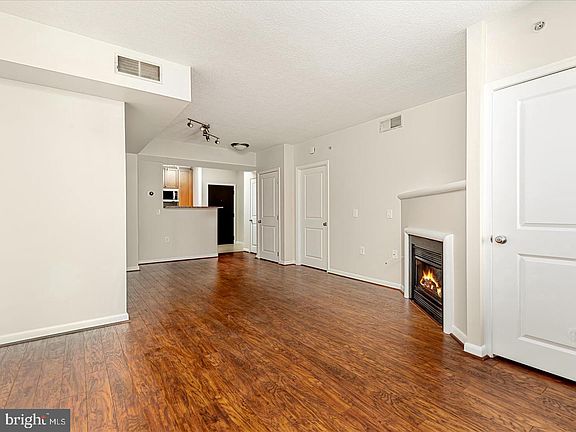 2nd image of 851 N Glebe Rd APT 601