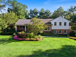 10 Belmont Dr S, Roslyn Heights, NY 11577