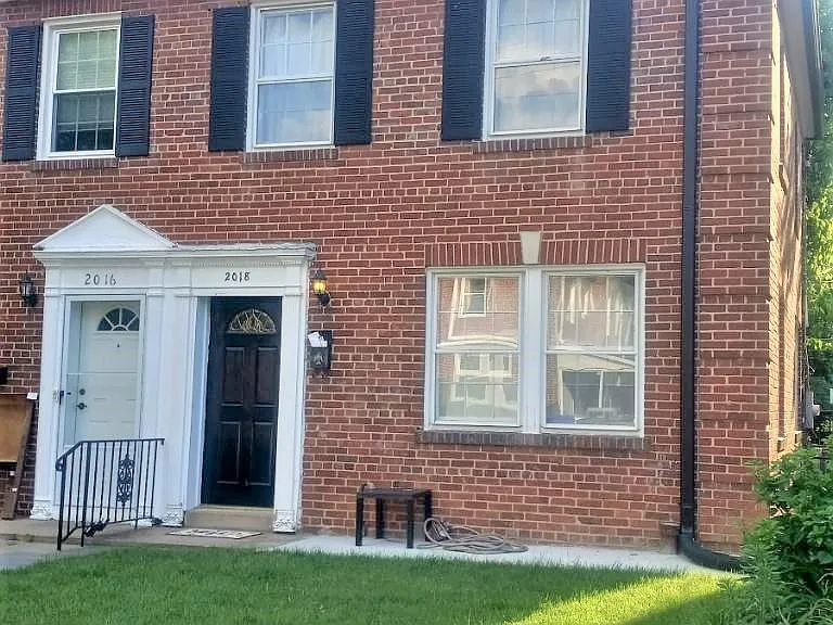 2018 N Troy St — Photo 2