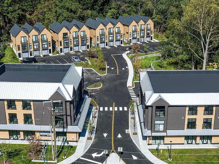 Great Commuter location with good walkability