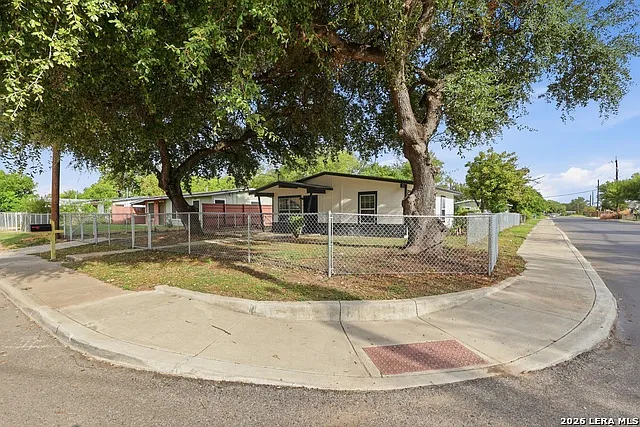 3 bed, 1.0 bath, 930 sqft, $1,400 — Photo 2