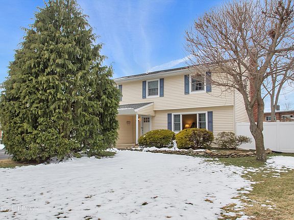 2nd image of 18 Sterling Ln