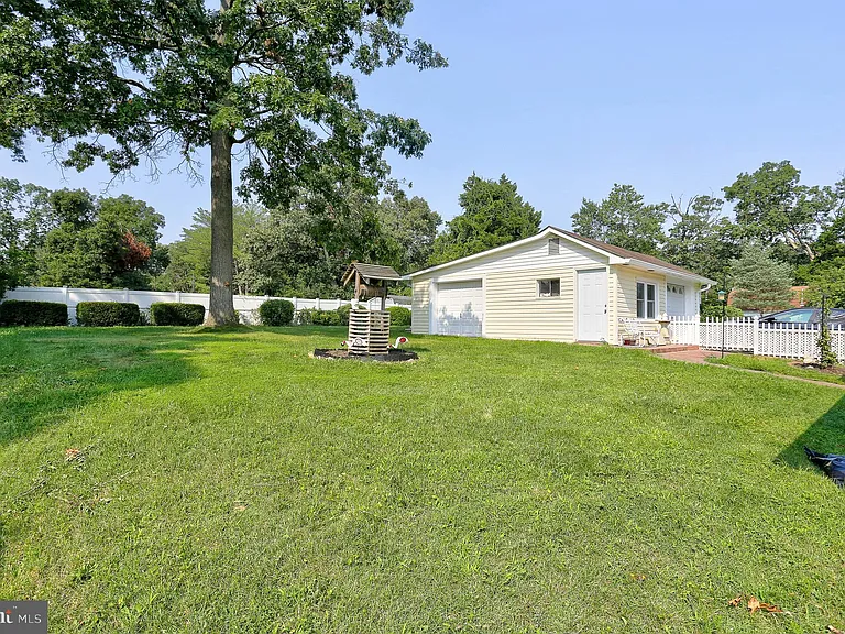 807 Danza Rd — Photo 41