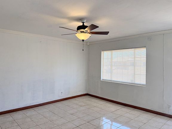 3rd image of 913 E 24th Pl