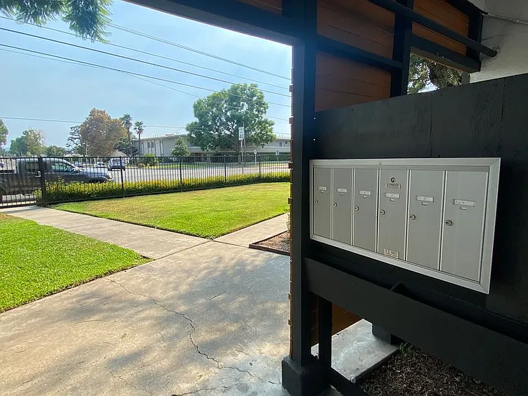 521-523 E Live Oak Ave — Photo 5