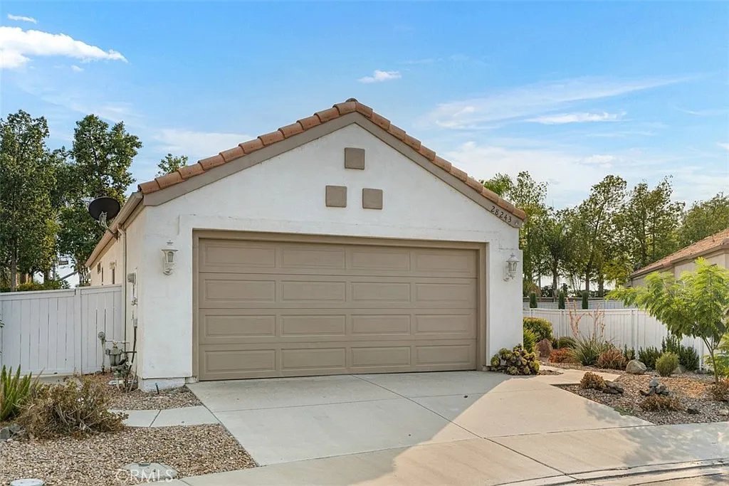 2 bed, 974 sqft, $2,450 — Photo 1