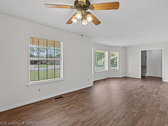 5th image of 4621 Victoria Dr