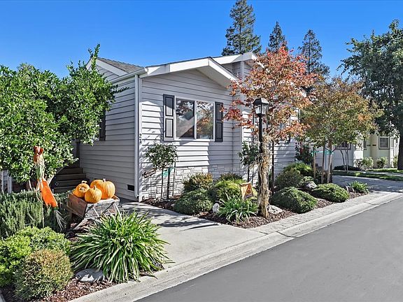 3rd image of 27 Chestnut Ct #27