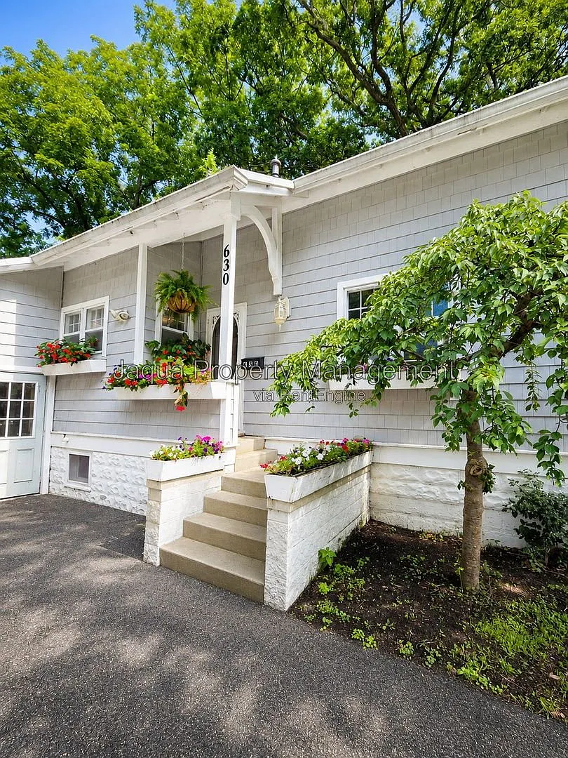 3 bed, 2.0 bath, 1576 sqft, $3,200 — Photo 2