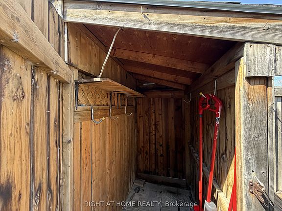 4th image of 270 Town House Cres