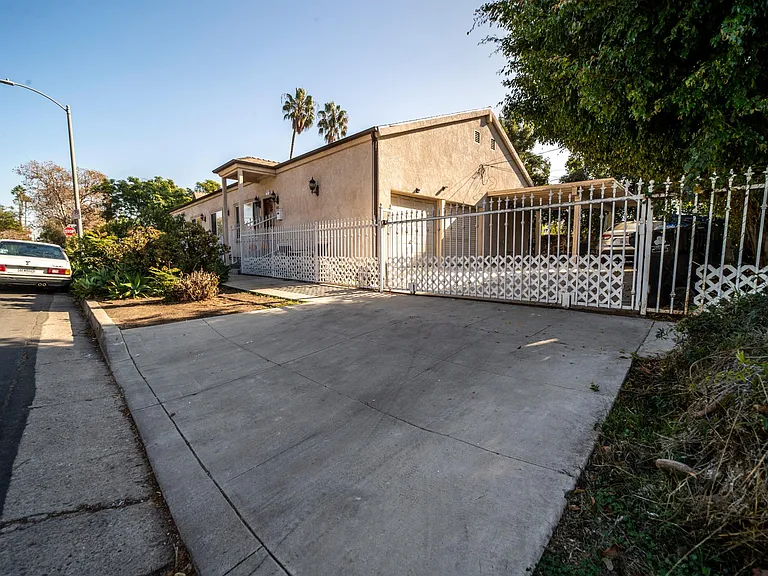 549 N Martel Ave — Photo 47