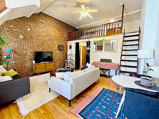 3rd image of 272 W 73rd St APT 4A