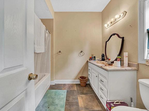 bathroom with tub/shower