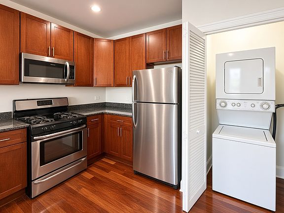 3rd image of 7227 N Rogers Ave APT 2W