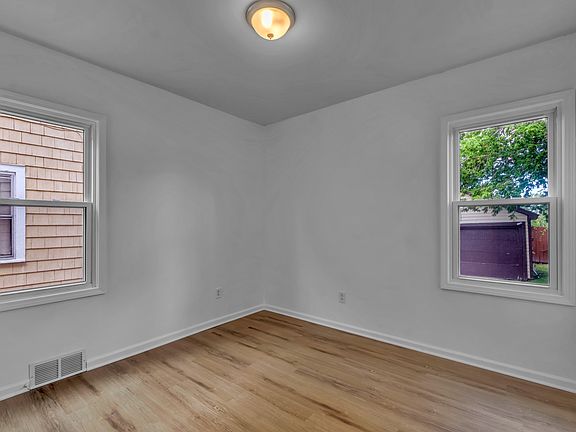 4th image of 396 Taunton Pl