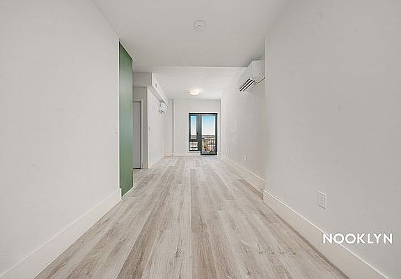 5th image of 1510 Gates Ave #1202