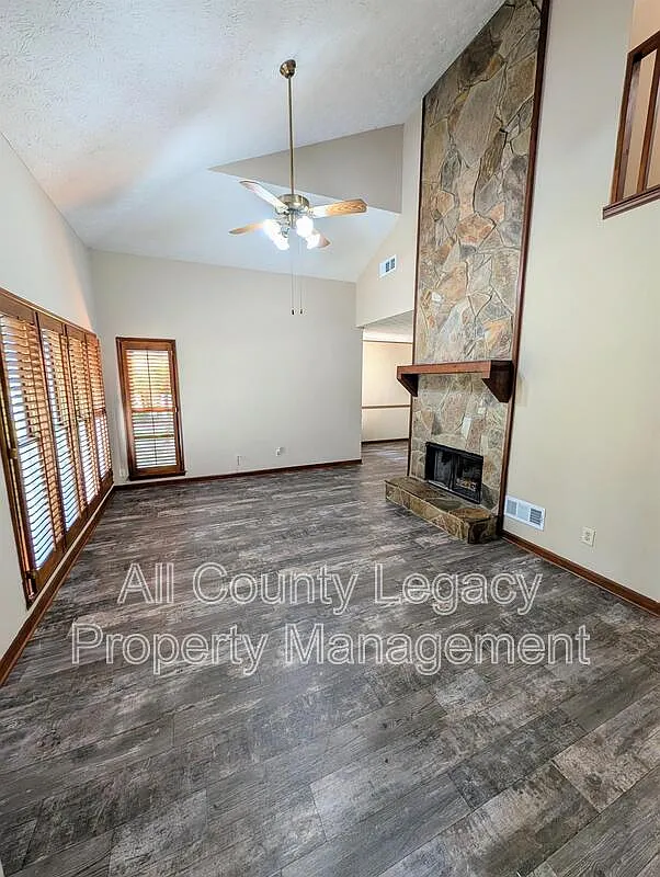 4 bed, 2.5 bath, 1942 sqft, $2,095 — Photo 3