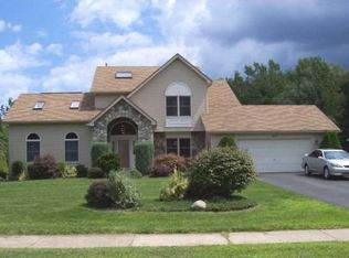 208 Raspberry Patch Dr, Rochester, NY 14612