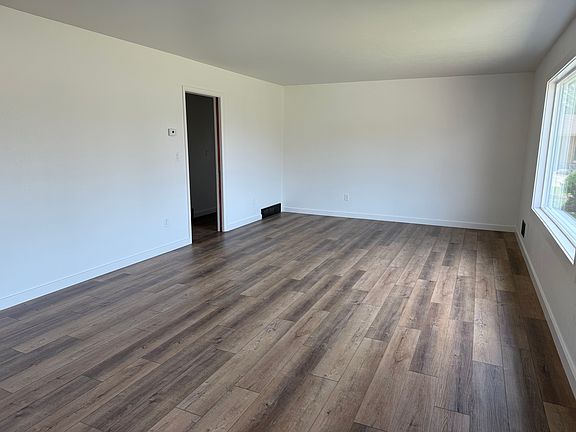 3rd image of 809 Mountain View Dr