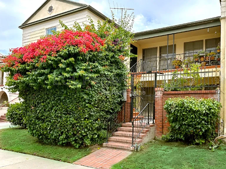 7941 Blackburn Ave — Photo 2