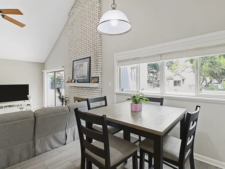 2304 Melrose Dr — Photo 5
