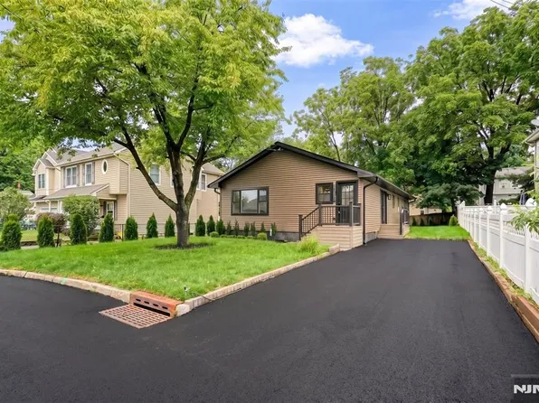 128 Grove St, Mahwah, NJ 07430