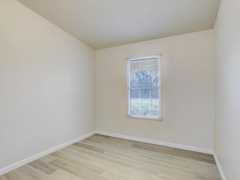 5806 S Highway 35 — Photo 8