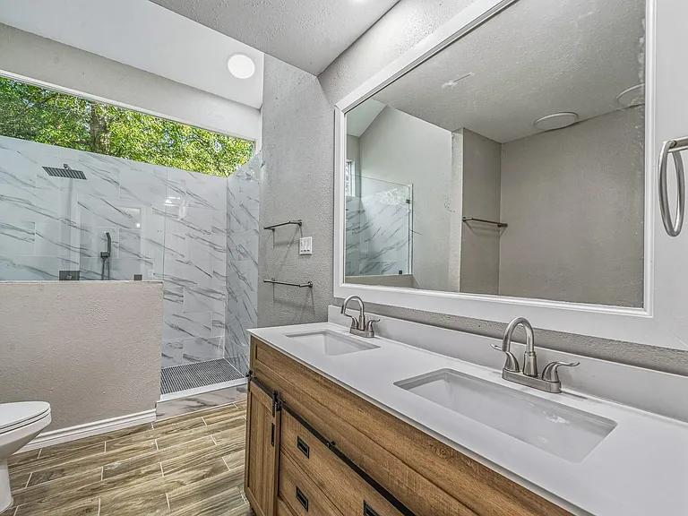 2911 Waypark Dr — Photo 1