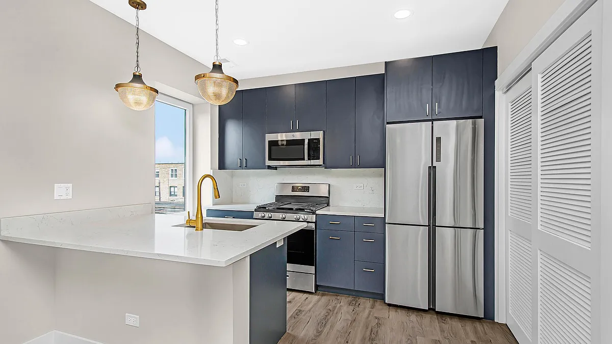 Building Photo - 934 W Cornelia Ave #1