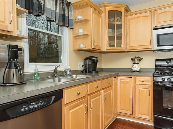 4th image of 1379 Evergreen Dr